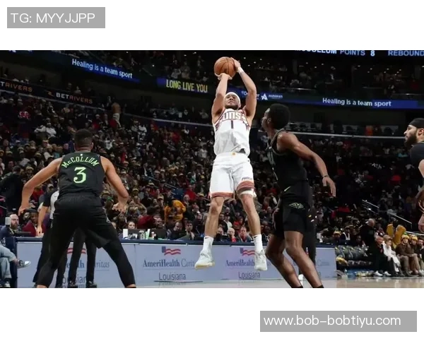 布克半场表现出色10投6中斩获15分并罚球全中助力球队稳定火力