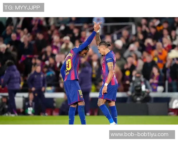 重返诺坎普巴萨海报展现弗里克亚马尔库巴西三位明星球员风采